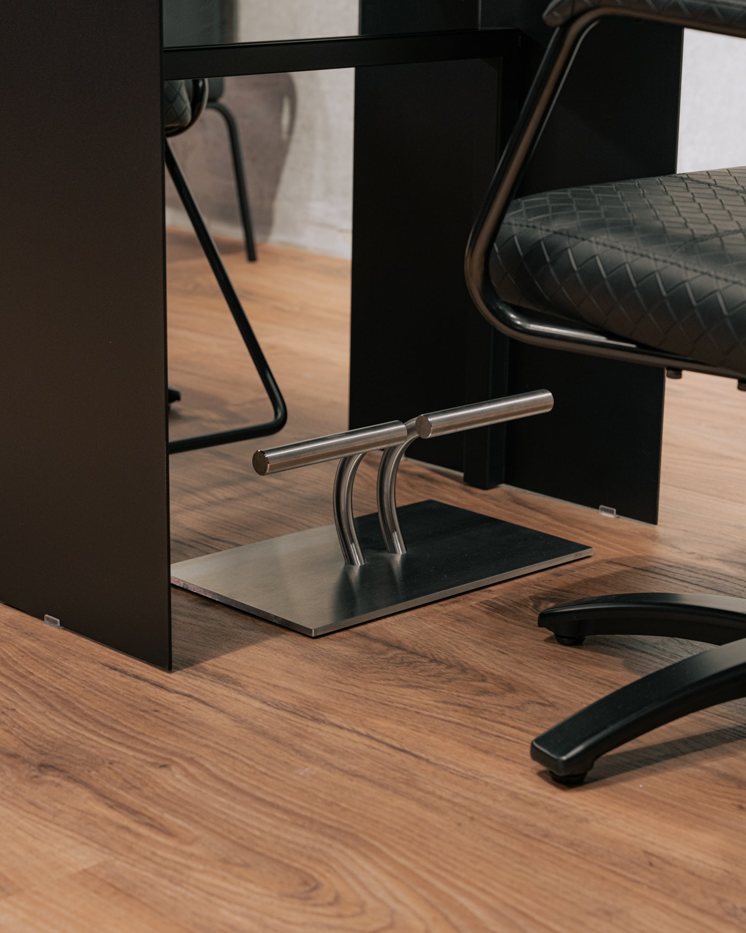 Olymp_fodstotte_i_rustfritstal_til_frisorsalon-_Just_Add_People-2